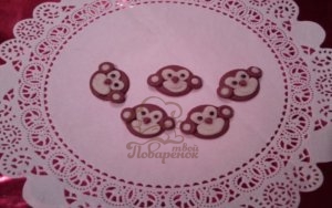 Украшение для торта из мастики в виде обезьянок